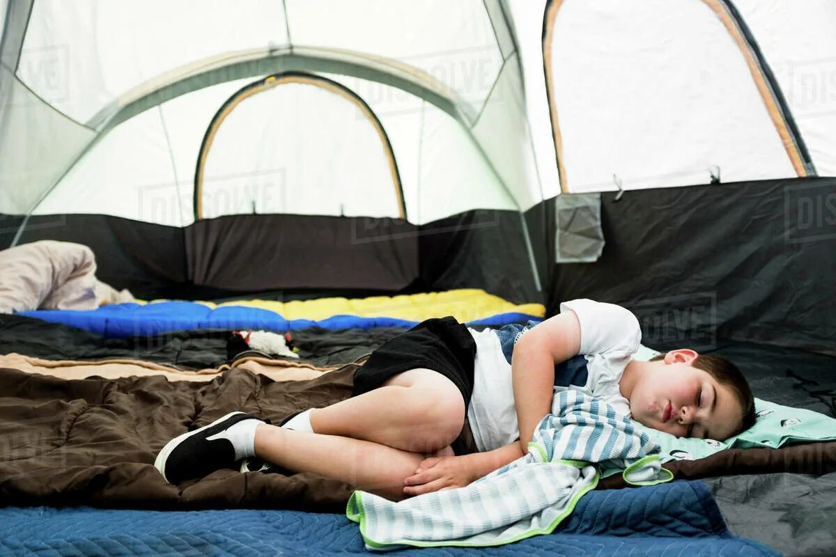 Camping boys. Sleeper палатка. Каремат для палатки. Sleep in a Tent. Палатка и спальный мешок с БЕНДИ.