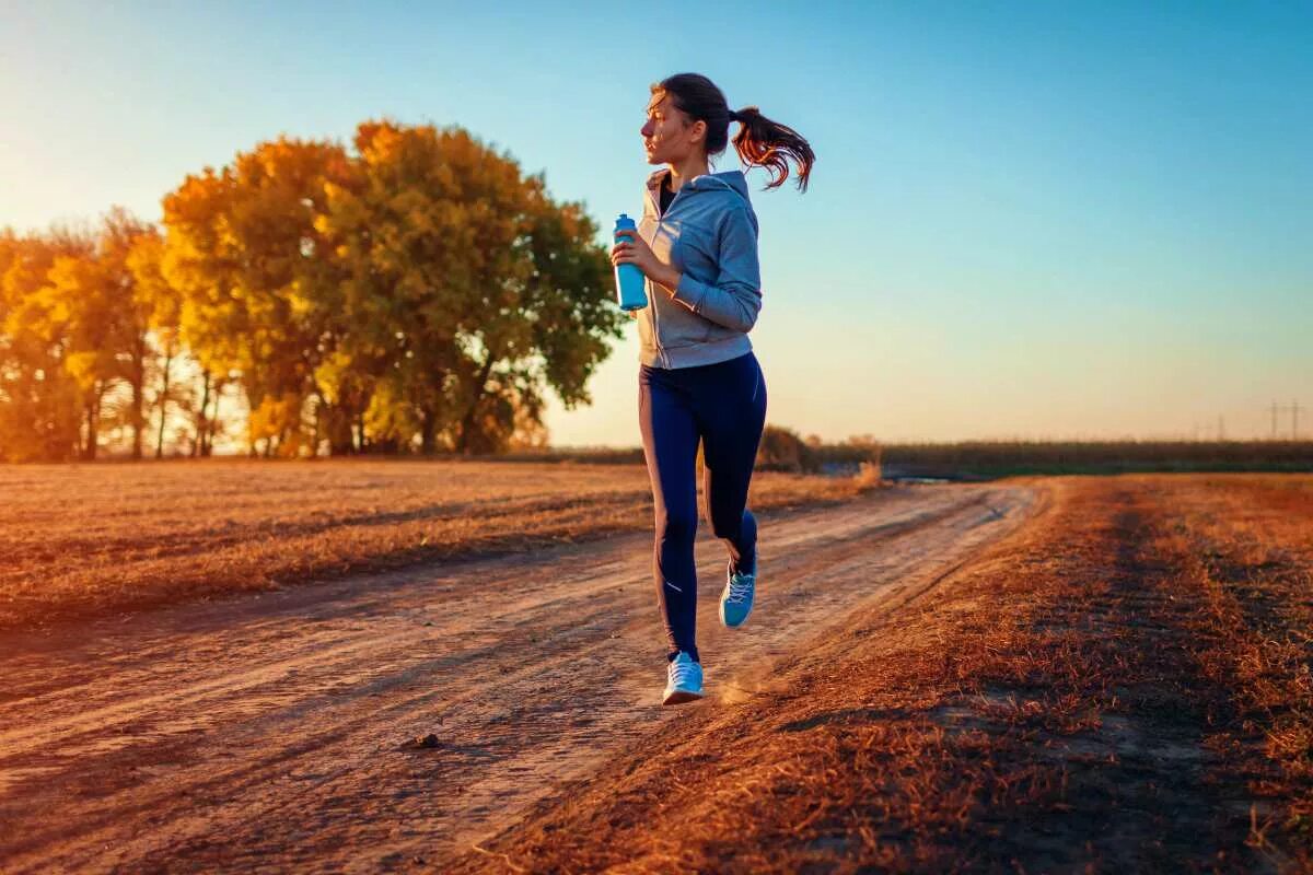 People go in for sports. Девушка бежит. Занятия спортом на свежем воздухе. Здоровый образ жизни бег. Вести активный образ жизни.