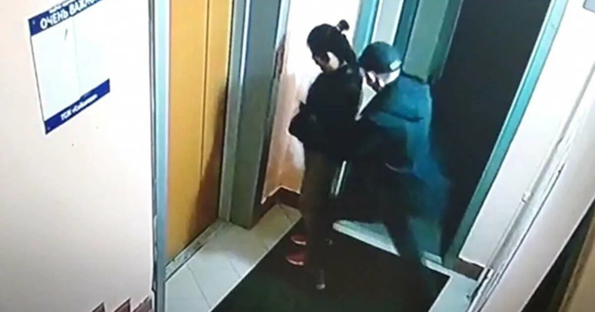 Подростки спасли девушку от мужа с ножом. Нападение на девушку в лифте. нападение с ножом в лифте. напали на девочку в подъезде.