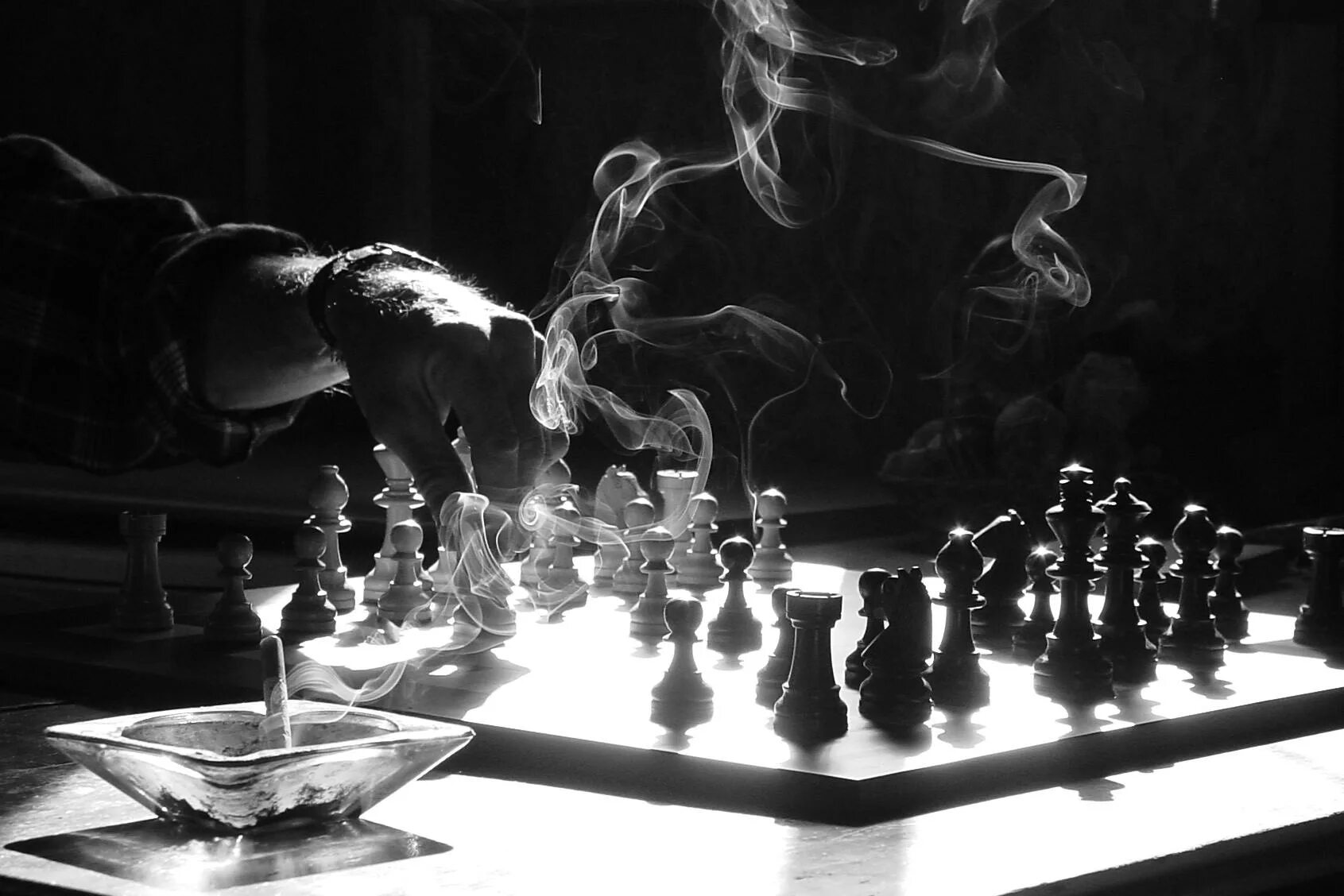 Игра черно белые камни на доске. Шахматы Wojciech Magierski. Мистические шахматы. Шахматы фэнтези. Шахматы черно белые.