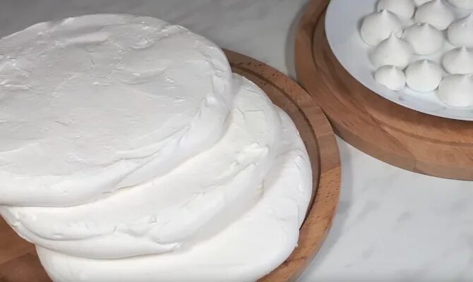Коржи меренги. Торт с безешками. Корж из меренги для торта. Коржи меренги. Шоколадный меренговый торт.