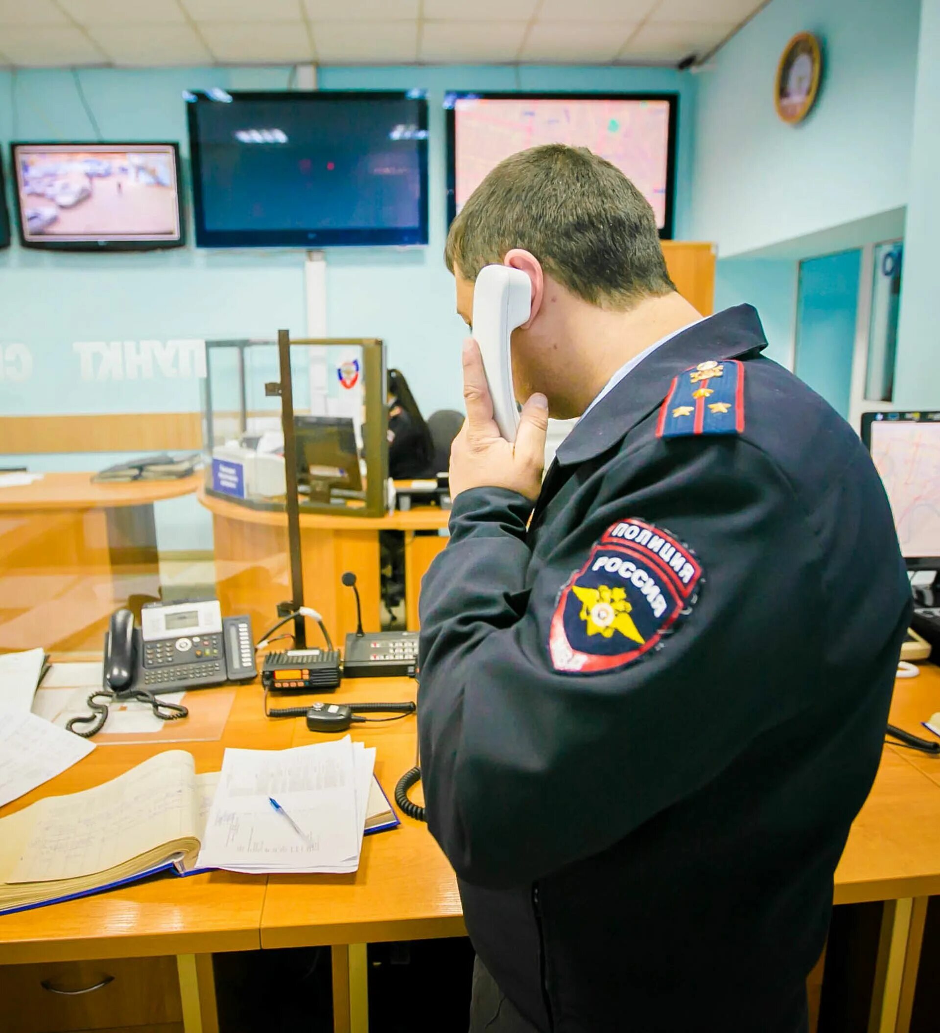 Дежурный часть видео. Дежурная часть полиции. Дежурный полицейский. Полицейская Дежурка. Полицейский в дежурной части.