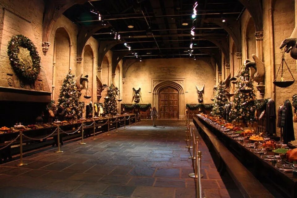 Хогвартс игра 2022. The great hall harry potter. The great hall harry potter. Двор трансфигурации хогвартс. Кадр хор хогвартса.