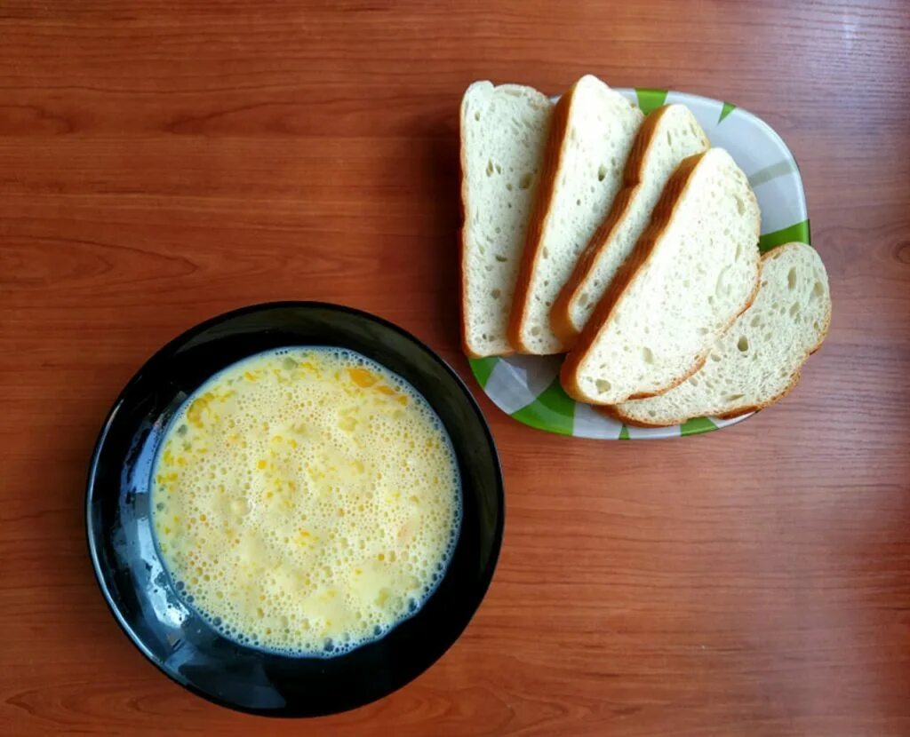 Творожный сыр с крабом. Гренки с крабовыми палочками. Гренки со сгущенкой. Творожный сыр батон. Батон в яйце на сковородке.