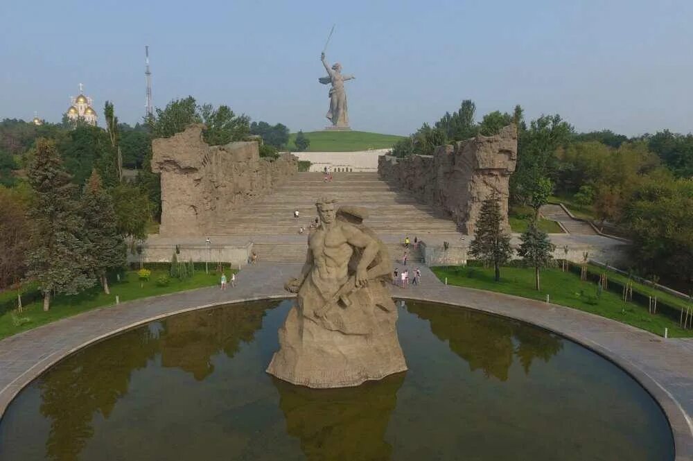 Площадь стоявших насмерть на Мамаевом Кургане. Волгоград Мамаев Курган площадь стоявших насмерть. Историко-мемориальный комплекс «Мамаев Курган» в Волгограде.. Мамаев Курган стоять насмерть.