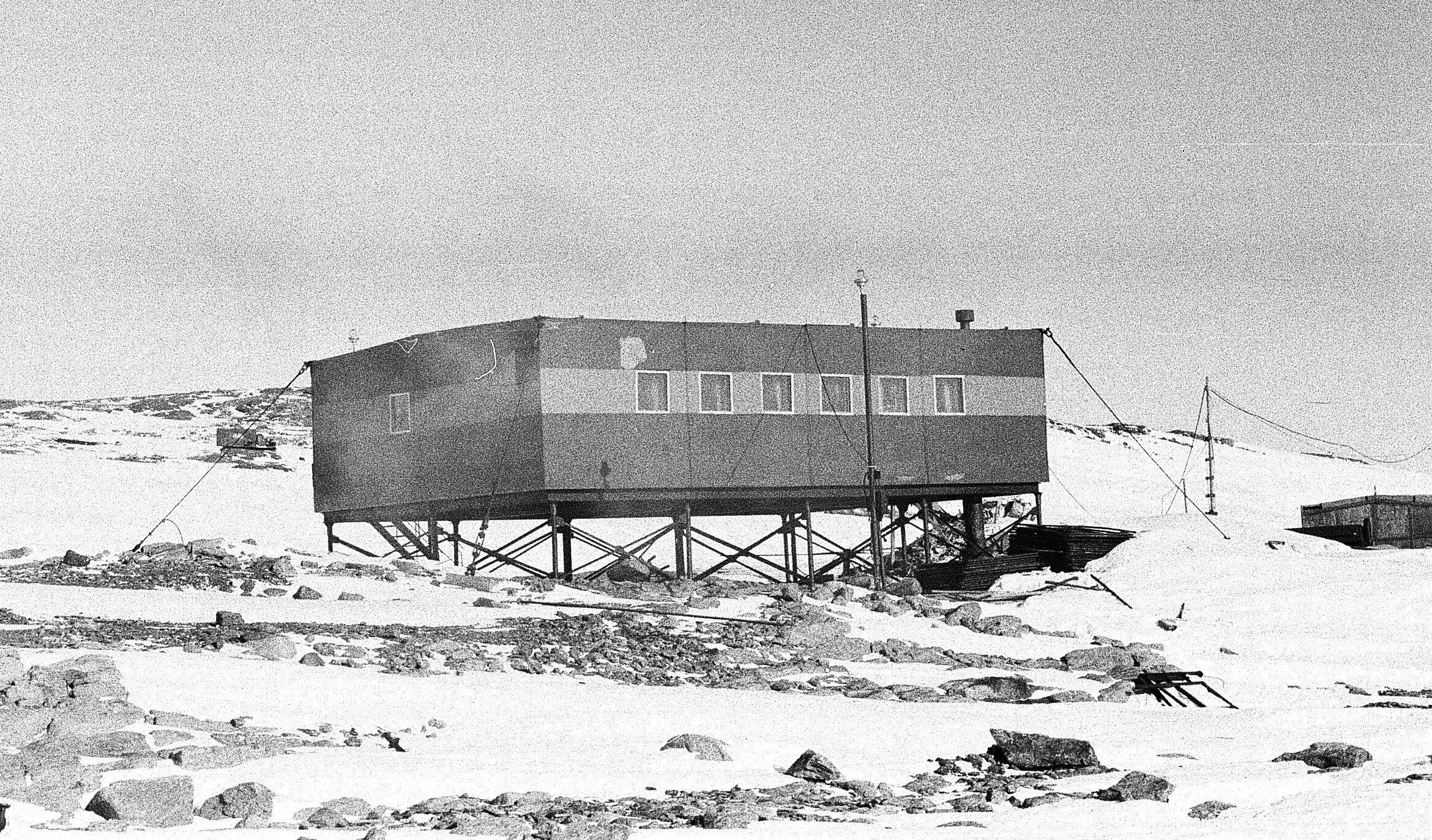 Первые антарктические станции. Антарктическая станция Мирный 1956. Мирный (антарктическая станция). Полярная станция Мирный в Антарктиде. Комсомольская (антарктическая станция).