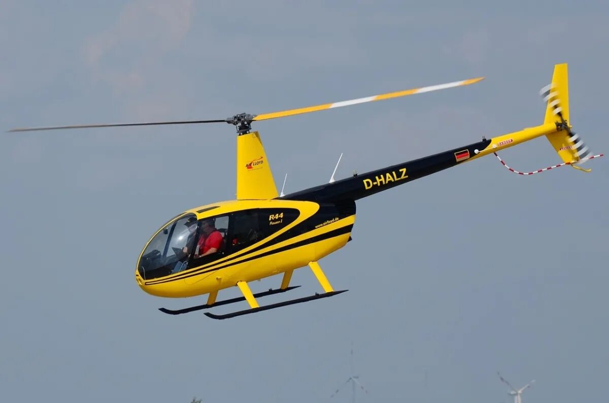 Обучение на вертолете. Полет на вертолете. Полет робинсон 44. Час полета вертолета. Robinson r44 полет.