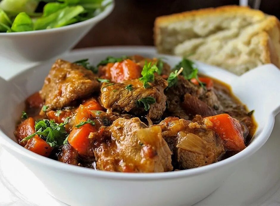 Вторые блюда с овощами и мясом. Блюда из тушеного мяса. томленая говядина. тушеное мясо говядина. мясо тушеное с овощами.