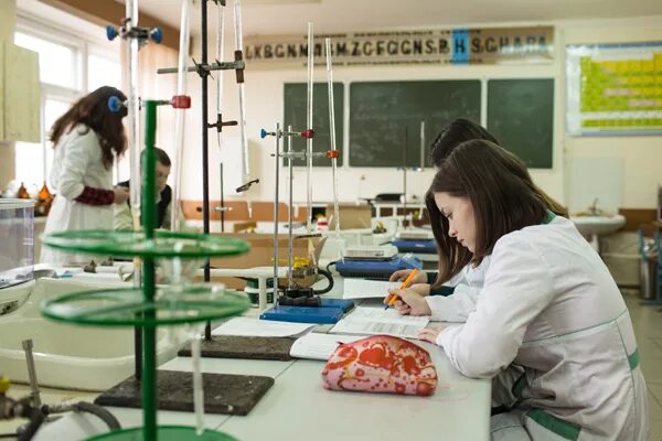 Фельдшер лаборант. Женщина под биохимии. Химфак мгу лаборатории. Биохимическая лаборатория. Аналитическая лаборатория инх со ран.