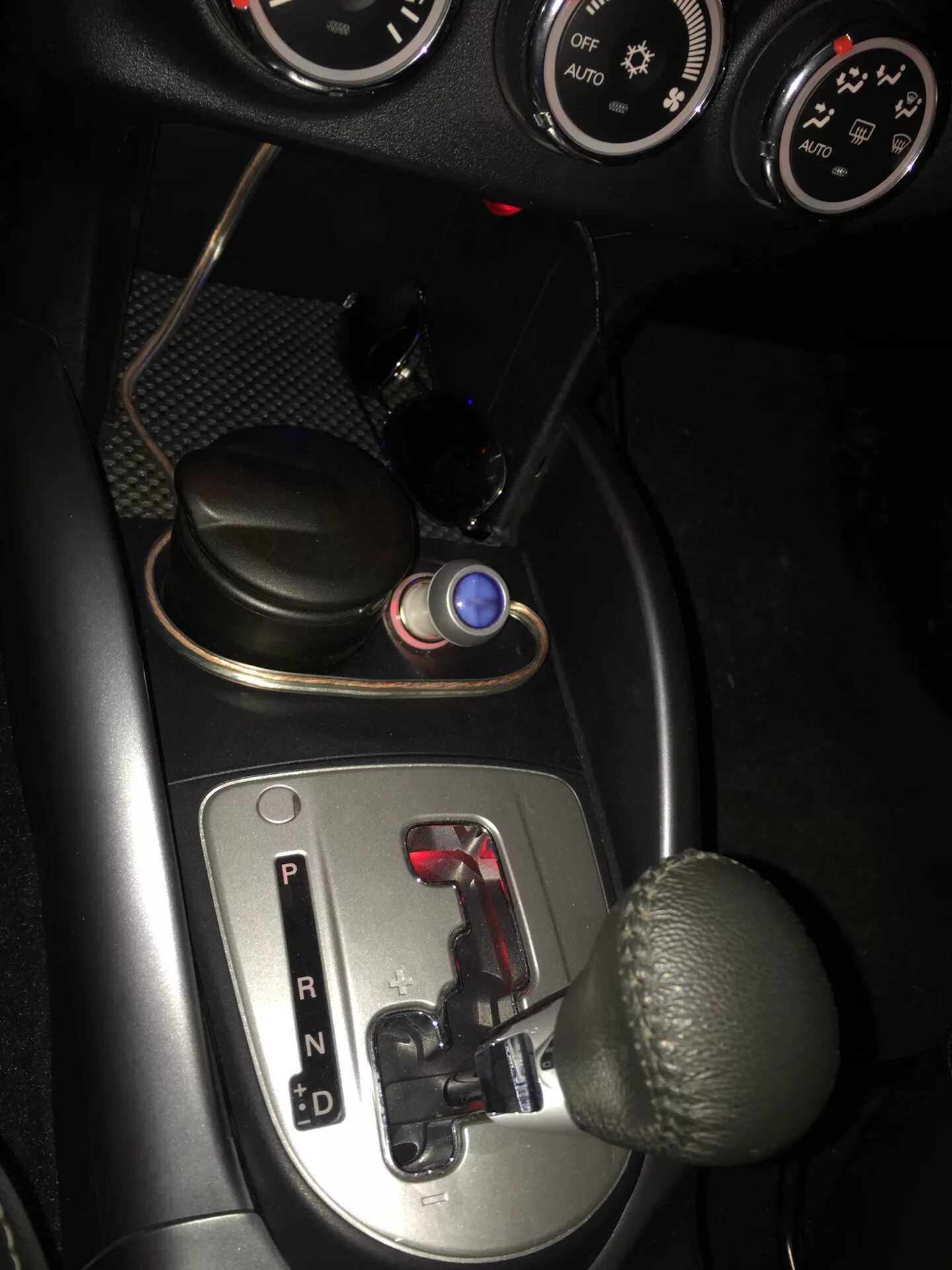 Прикуриватель митсубиси аутлендер. Mitsubishi outlander прикуриватель. outlander 1 прикуриватель. прикуриватель outlander xl. прикуриватель в аутлендер хл.