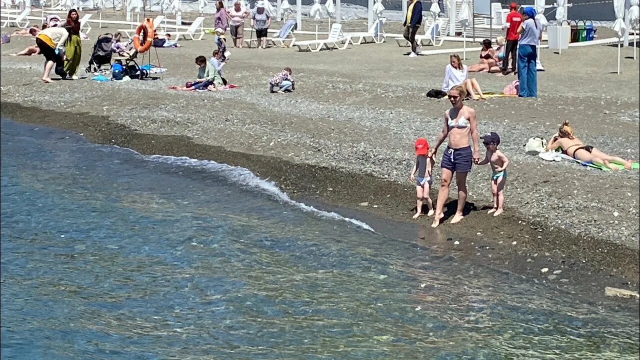 Море в Сочи сейчас. Адлер в мае. Море в Сочи сегодня. Купаться в море Сочи. Вода в море в сочи в мае