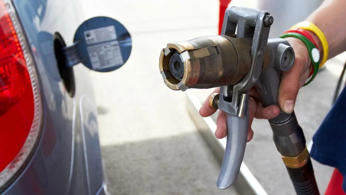 Авто на газу заправка. Газовый заправочный. Газовый заправщик на авто. Как заправлять машину на газу. Заправка автомобиля.