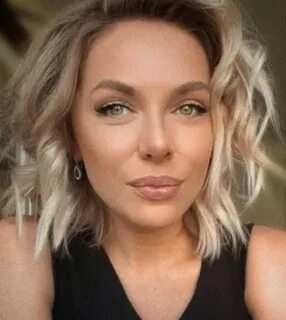 Юбка астында жарқылдаған жақыннан жасалған фотосуреттер