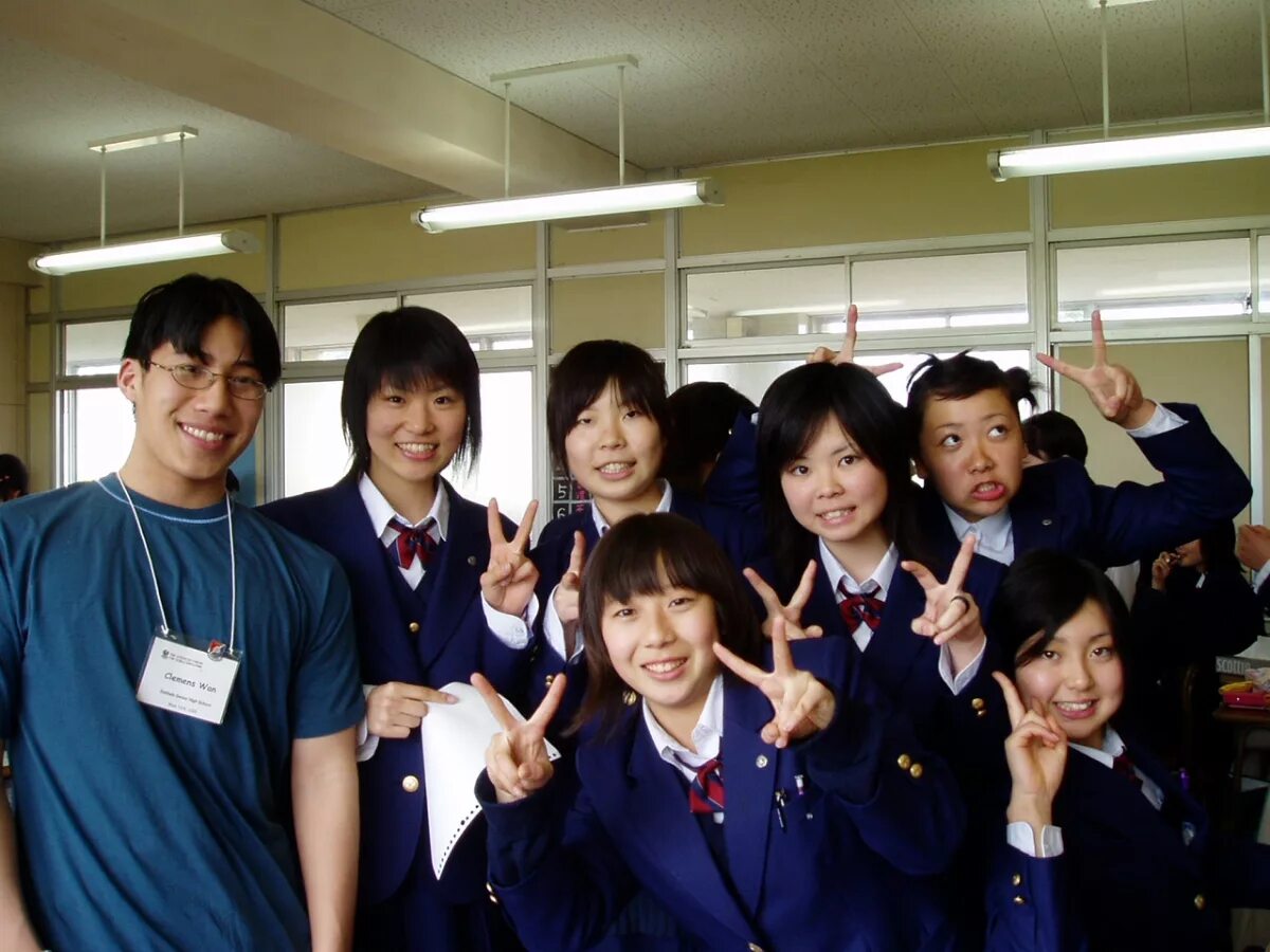 Сколько учатся в японии. Старшая школа в Японии. Старшая средняя школа в Японии. Я В школе. Японские дети в школе.