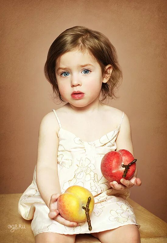 Девочка показала персик. Девочка с персиками. Персик для детей. Фотосессия с персиками.
