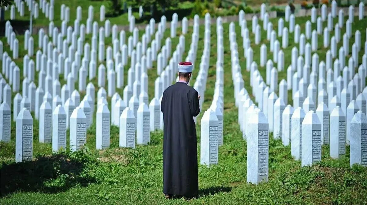 Мусульманское кладбище. Могилы на мусульманском кладбище.