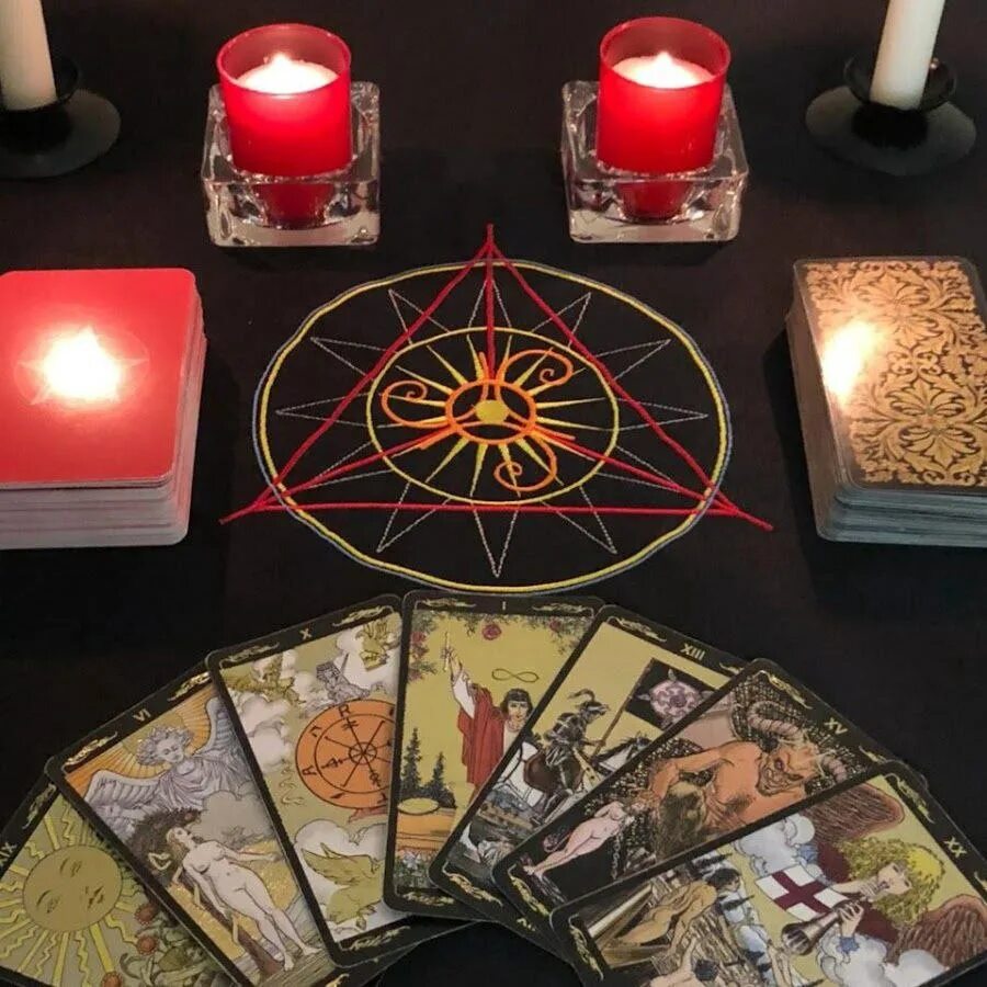 Любовное гадание на таро. Таро на синем фоне. Карты гадальные таро. Таро и свечи. Магия гадания на таро дзен.