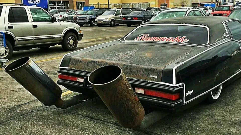 Удлиненный магазин рука торчит из тачки. Выхлопная труба автомобиля. огромный глушитель. лютые тачки. жигули с огромным выхлопом.