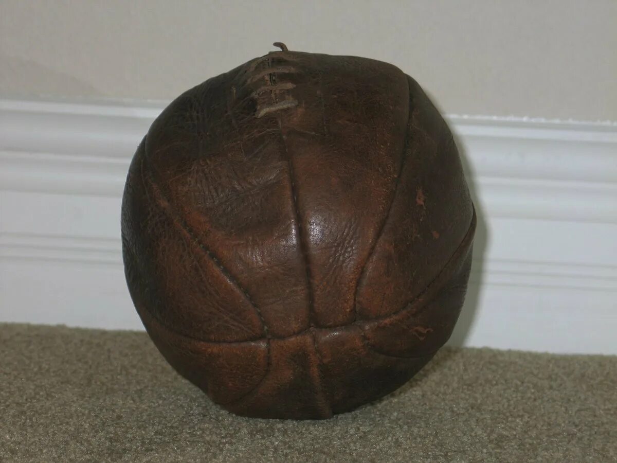 Первый мяч в футболе. Старый футбольный мяч. Первый футбольный мяч. Старинный мяч. Кожаный мячик.