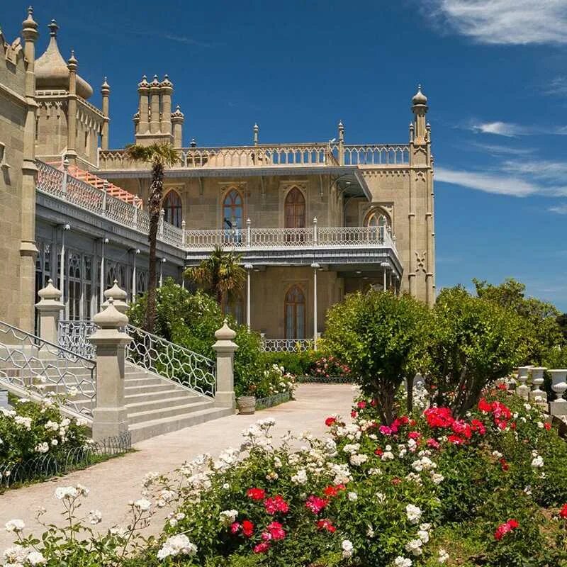 Ялта алупка. Воронцовский дворец в алупке. ялта алупка воронцовский дворец. алупкинский дворец в крыму. алупка дворец графа воронцова.
