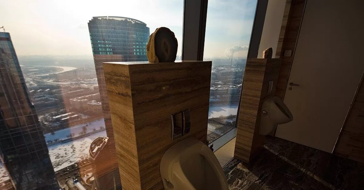 Цены туалет товер 70. Туалет в Москоу Сити. Туалет с панорамными окнами. Туалет с панорамными окнами Москва Сити. Панорама туалет.