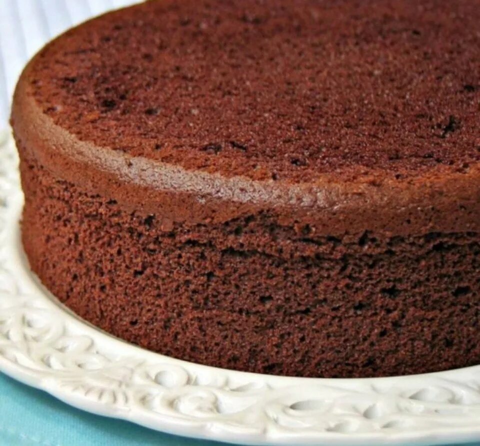 Приготовить вкусный бисквитный. Шифоновый бисквит для торта. Шифоновый бисквит на кипятке. Бисквит в мультиварке пышный и воздушный для торта. Шоколадный шифоновый бисквит торт.