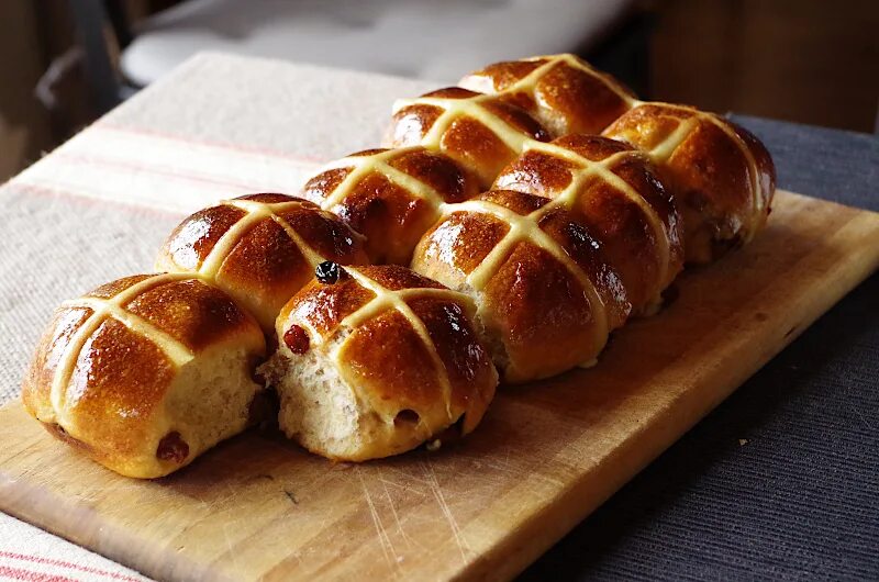 Крестовые булочки hot Cross buns. Английские крестовые булочки ХЛЕБОМОЛЫ. Hot Cross buns в Великобритании. Английские пасхальные крестовые булочки.