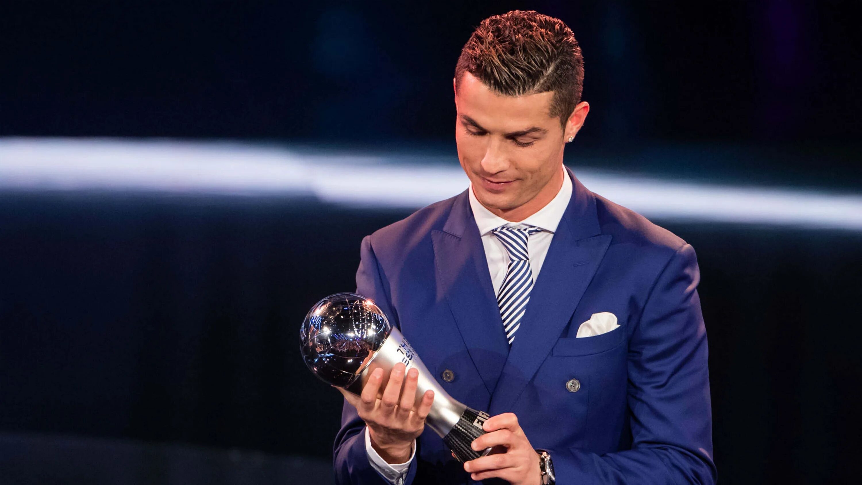 Все версии фифа. Роналду the best fifa. cristiano ronaldo золотой мяч. криштиану роналду the best 2017. лучший игрок по версии фифа.