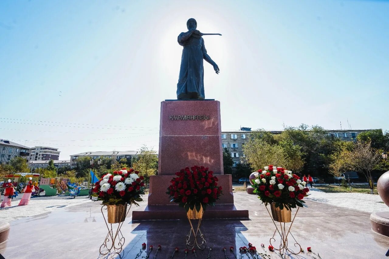 Атырау курмангазы. Памятник курмангазы атырау. памятник+курмангазы+в+актау. атырац памятник около икаматп. курмангазы сагырбайулы.