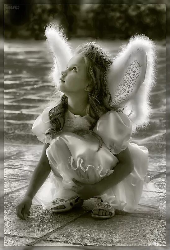 ангелочек с цветами. мама с крыльями ангела. спит мой ангелочек. ангел фото. семейная фотосессия с крыльями ангела.