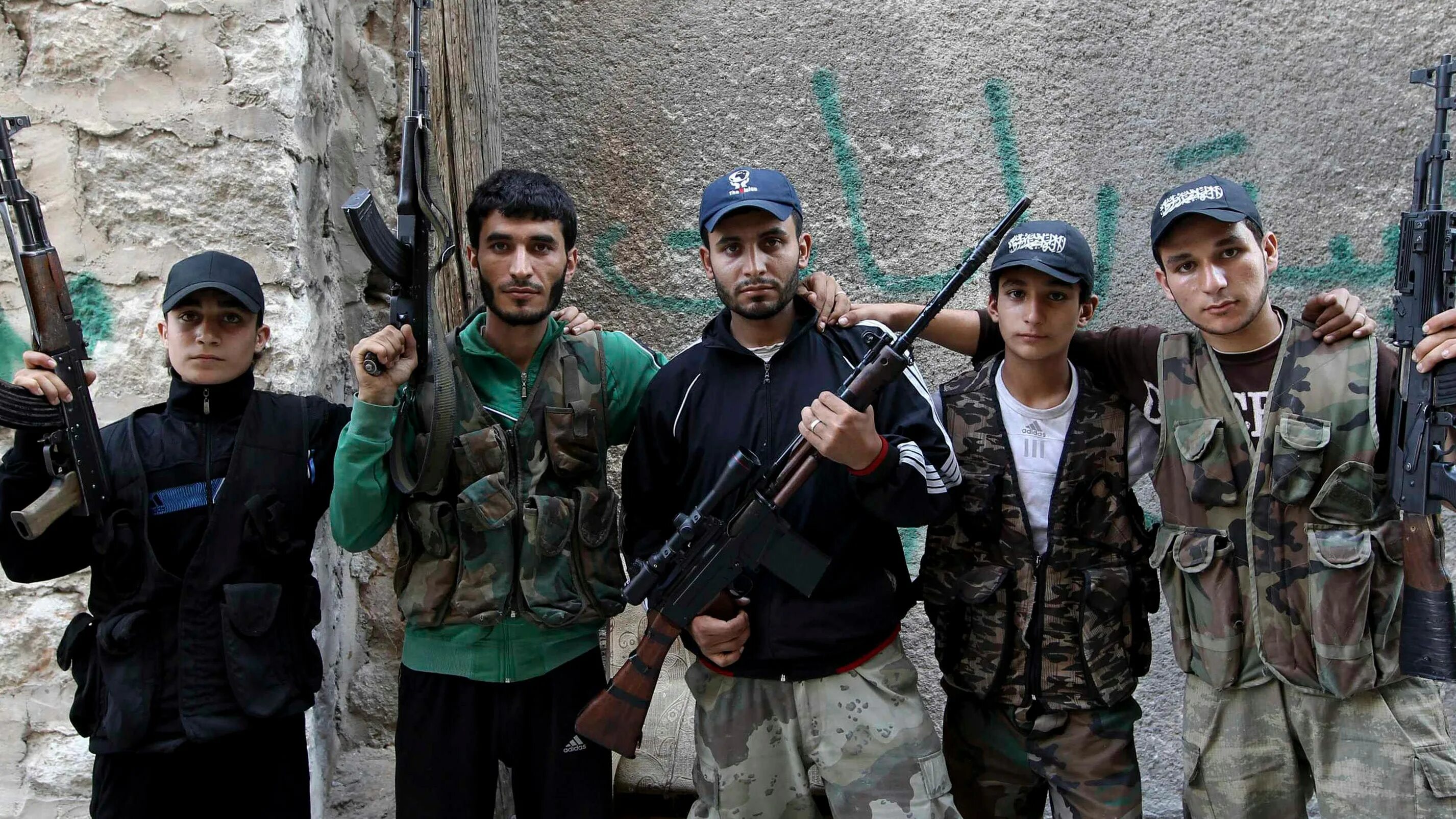 Террорист с автоматом. Огнестрельное оружие террористов. Арабские террористы. Маска террориста. Армянские орлы отряд.