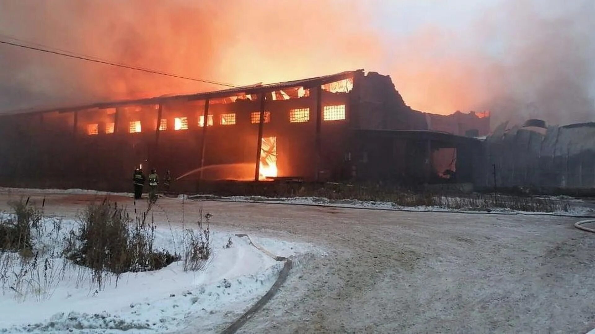 Пожара Раменском на фабричной. Родники горит мебельный