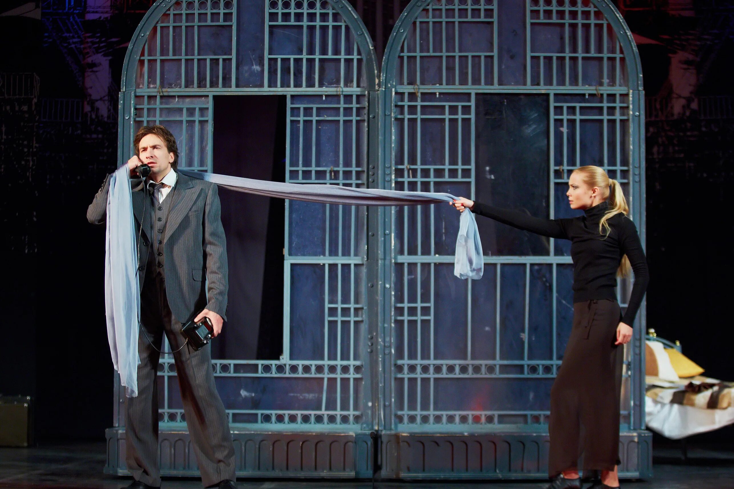 двое на качелях спектакль с чулпан хаматовой. двое на качелях спектакль актеры. двое на качелях спектакль афиша. кирилл сафонов двое на качелях. двое на качелях цдкж.