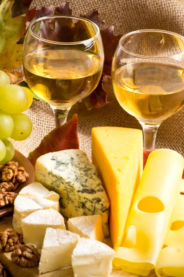 Вино и сыр. Белое вино и сыр. Вино сыр виноград. Белое вино сыр и виноград.