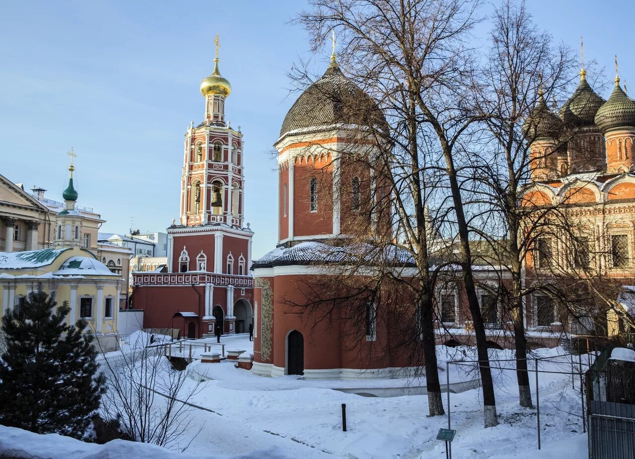 Высокопетровский монастырь колокольня. Высокопетровский монастырь зима. Высокопетровский монастырь храм митрополита Петра.