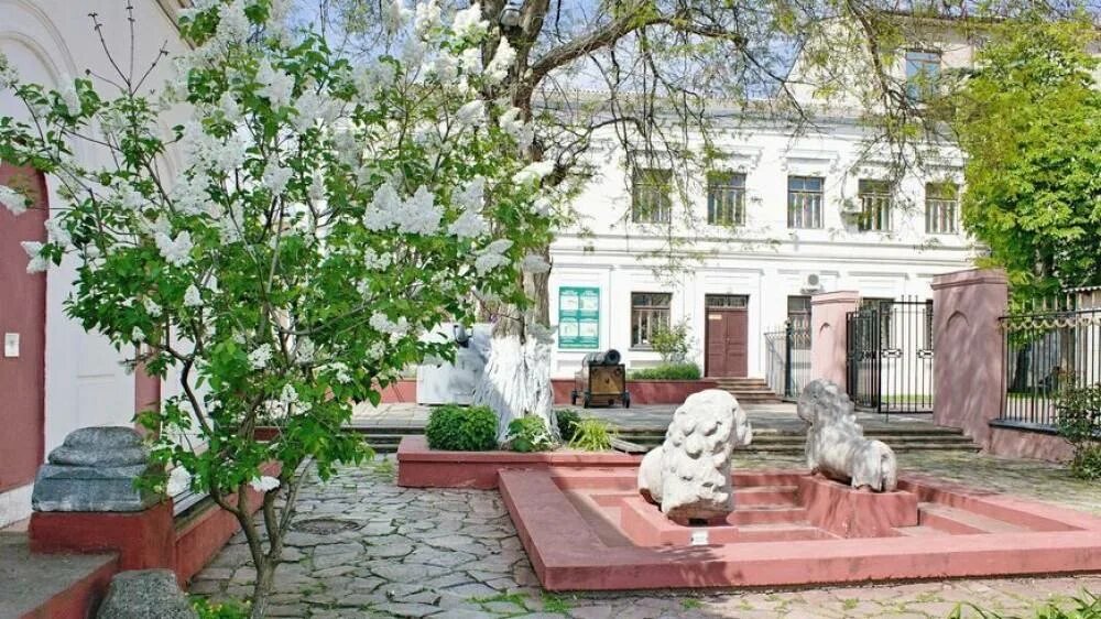 Феодосия феодосийский краеведческий музей. Феодосийский музей древностей. Феодосийский музей древностей. Феодосийский краеведческий музей. Археологический музей феодосия.