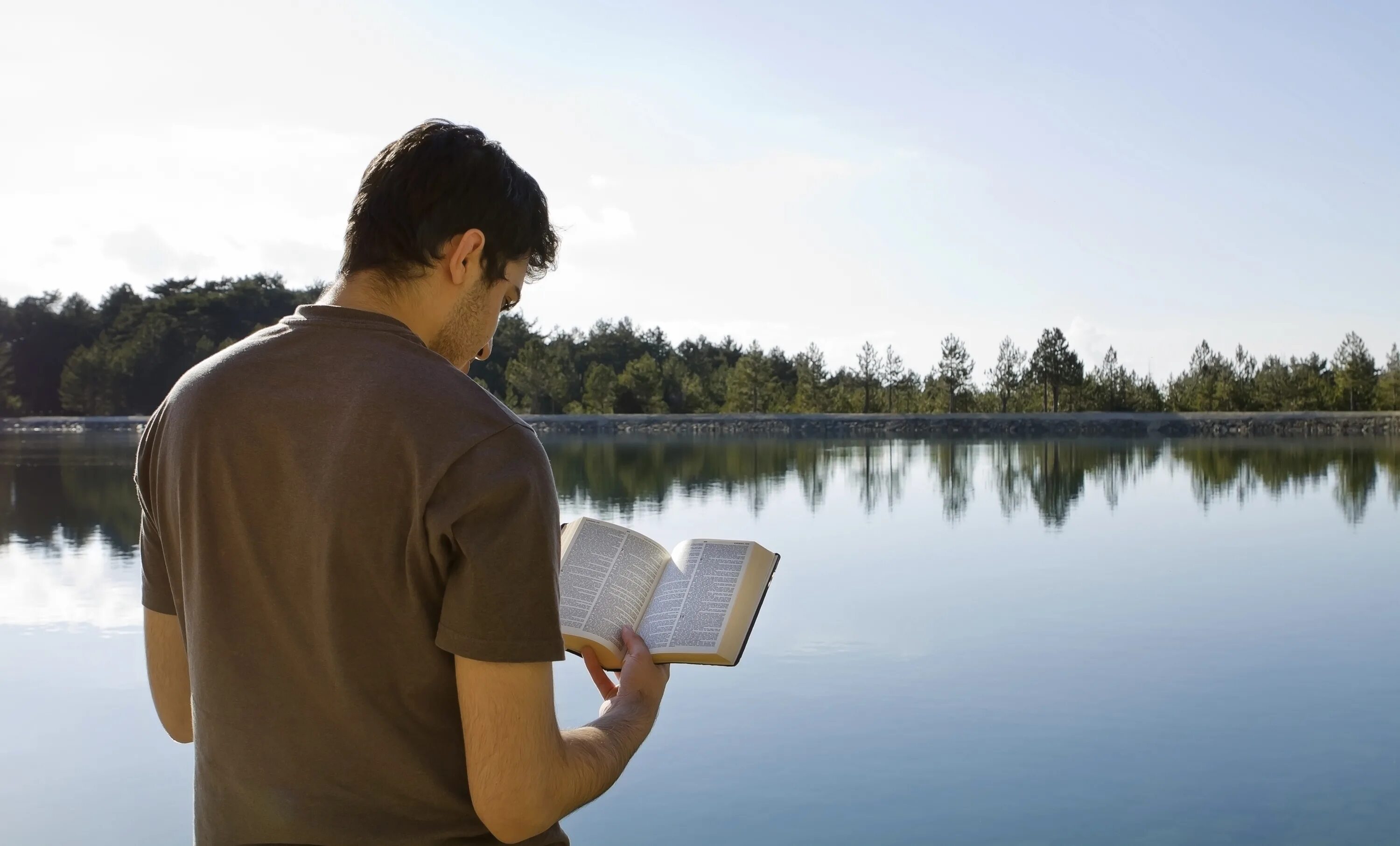 Человек с Библией. Человек с Библией на природе. Чтение Библии. Чтение Библии на природе.