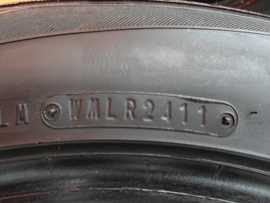 Шины dunlop где. Дата выпуска шины dunlop. маркировка резины dunlop. дата производства шин данлоп. год производства на шинах dunlop.