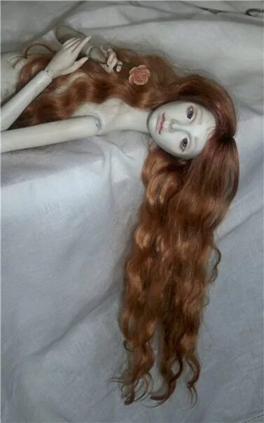 Самодельные волосы. Кукла с париком шарнирная. Шарнирные куклы прически. Волосы для шарнирной куклы. Короткий парик для шарнирной куклы.