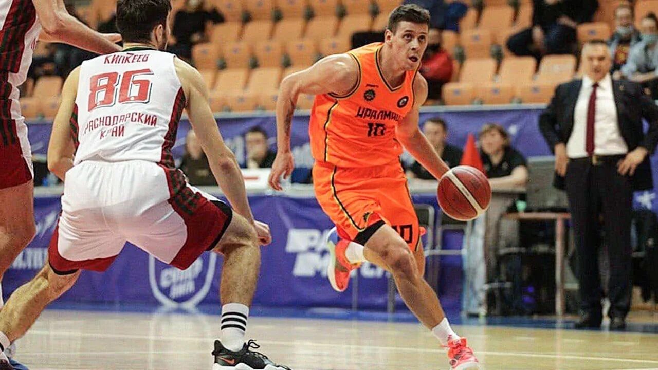 Локомотив кубань уралмаш баскетбол. Локомотив кубань уралмаш баскетбол. Егор сычков локомотив кубань баскетбол. Бк локомотив кубань. Профессиональный матч.