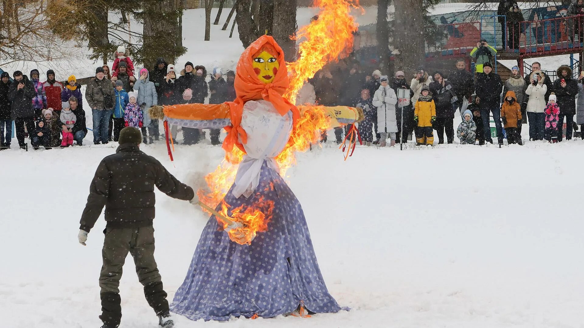 Сожжение масленицы муринский парк. Волжский сжигание чучела. Сжигание чучела масленицы 2022. Жгут масленицу. Языческое чучело масленицы.