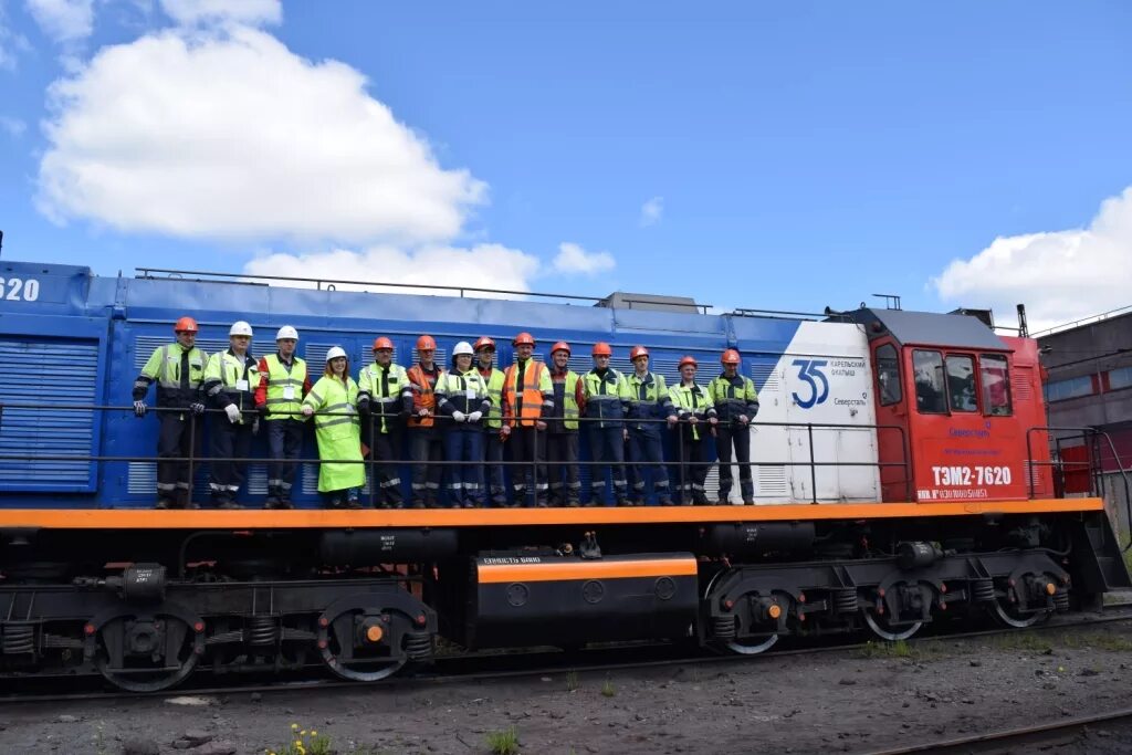 Обслуживания локомотива бригадой сменный способ. Обслуживание локомотивов бригадами. Помощник машиниста электровоза тепловоза. Машинист м62. Обслуживание локомотивов бригадами.