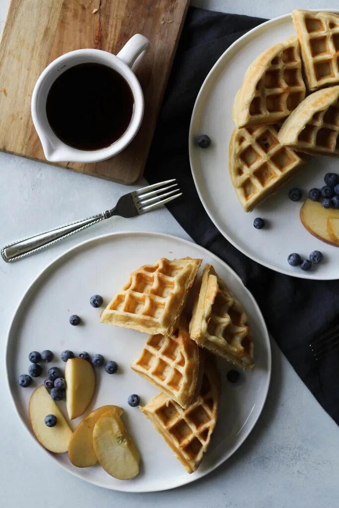 венские вафли несладкие. бельгийские вафли с беконом. континентальный завтрак. венские вафли шпинатные. завтрак в вафельнице.