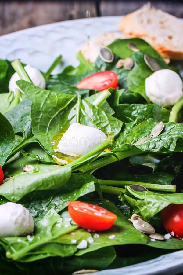 Капрезе с моцареллой буффало. Салат со шпинатом помидорами и моцареллой. Салат с рукколой помидорами. Салат с тыквой и моцареллой. Милти капрезе.