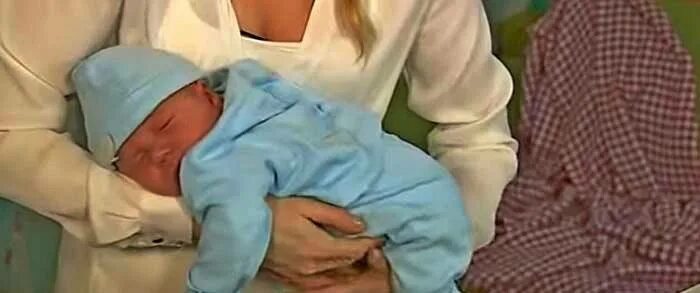 К чему снится новорожденный мальчик на руках. Приснился младенец на руках. К чему снится держать новорожденного. Видеть во сне новорожденную девочку на руках. К чему снится новорождённый ребёнок на руках у меня.