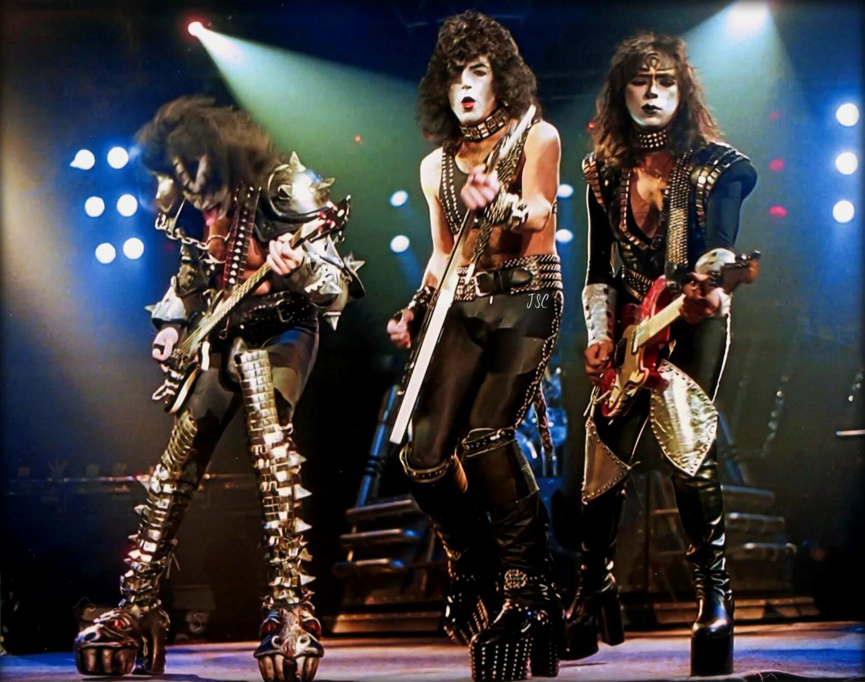 Kiss the night. Kiss группа 1983. Группа Кисс без грима. Vinnie Vincent Kiss. Группа Кисс 2022.