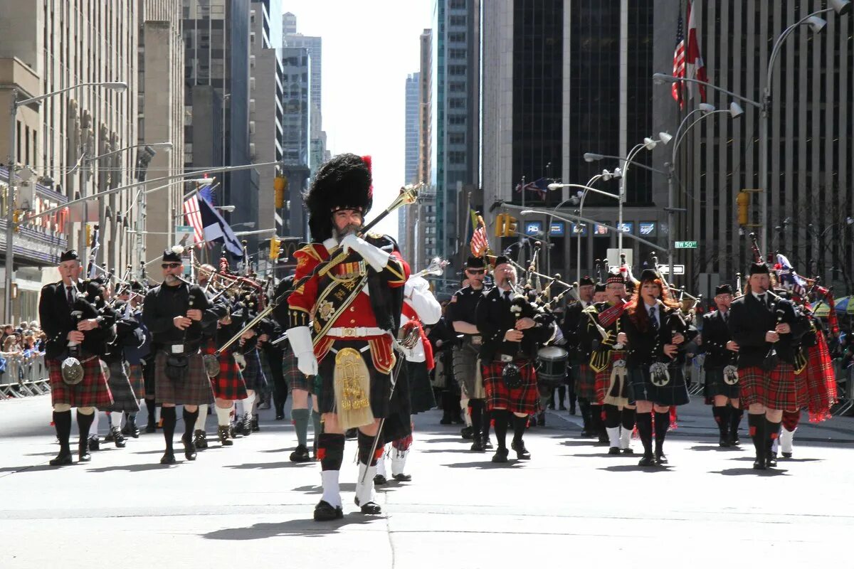 Сколько времени сейчас в шотландии. National tartan day. день тартана. парад в шотландии. шотландия люди.