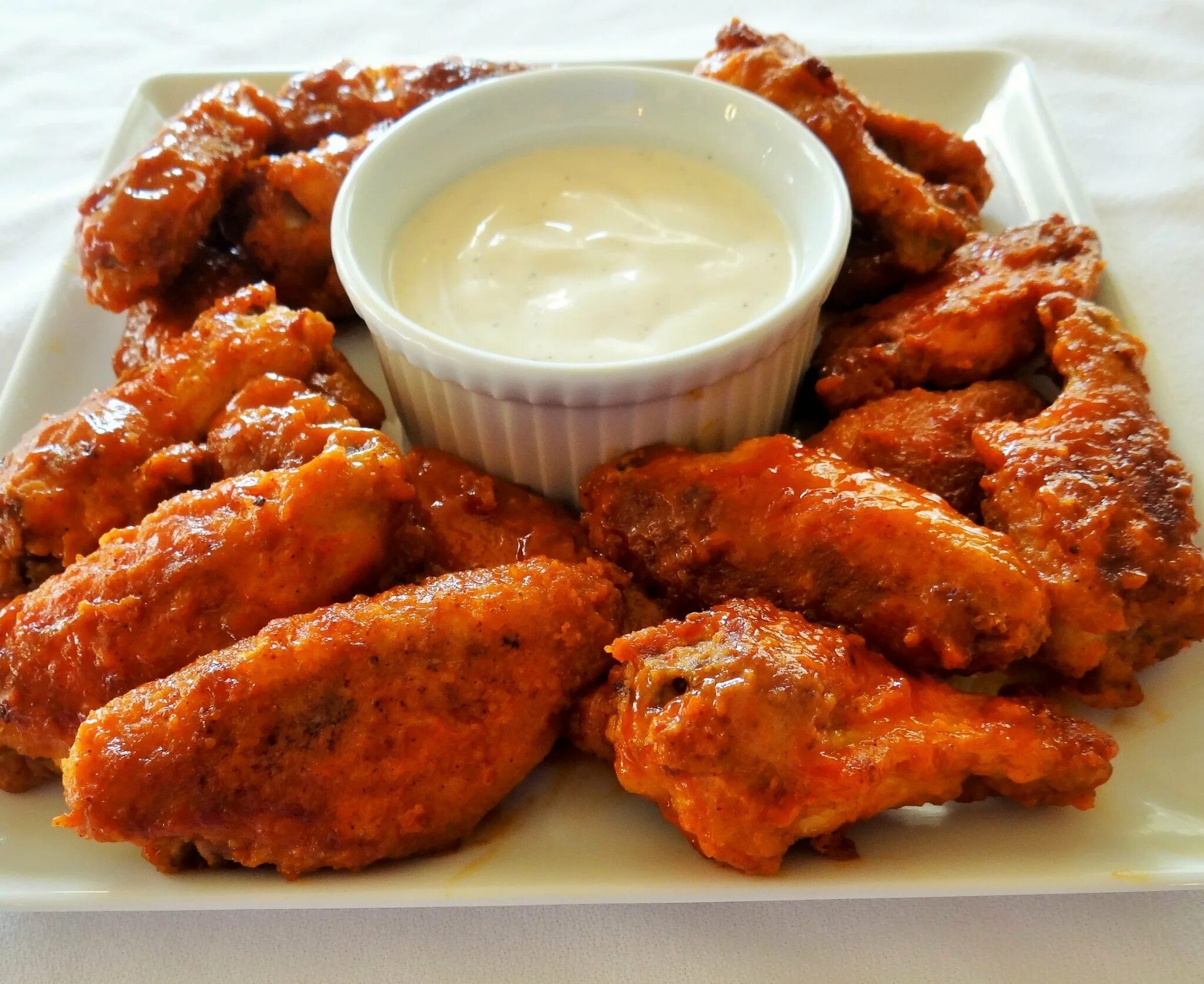 Buffalo Chicken Wings. Crispy Chicken Wings. Крылышки в соусе. Крылья куриные Буффало острые..