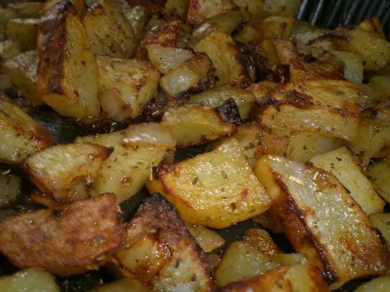 Как приготовить картошку в духовке без мяса. Картошка в духовке. Жареный картофель в духовке. Картошка с мясом в духовке. Запеченная картошка с мясом.