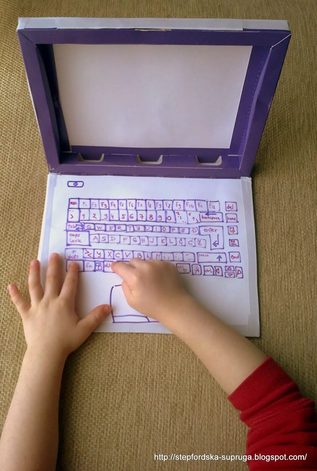 Покажи как сделать планшет. Ноутбук из картона. Ноутбук из картона для детей. Макет ноутбука из картона. Ноутбук из коробок.